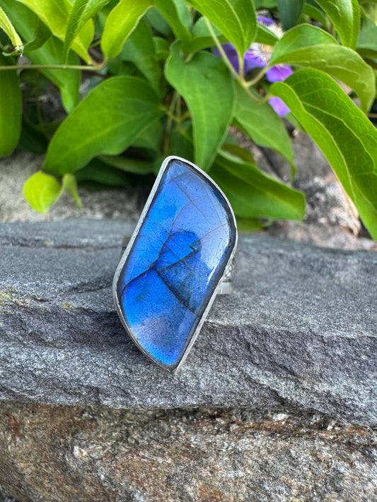 Handmade sterling silver labradorite ring, front view
