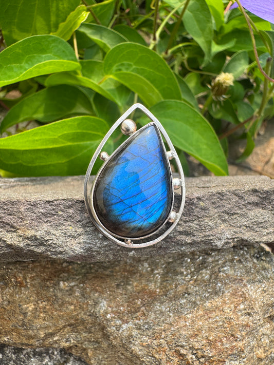 Handmade sterling silver labradorite ring, front view